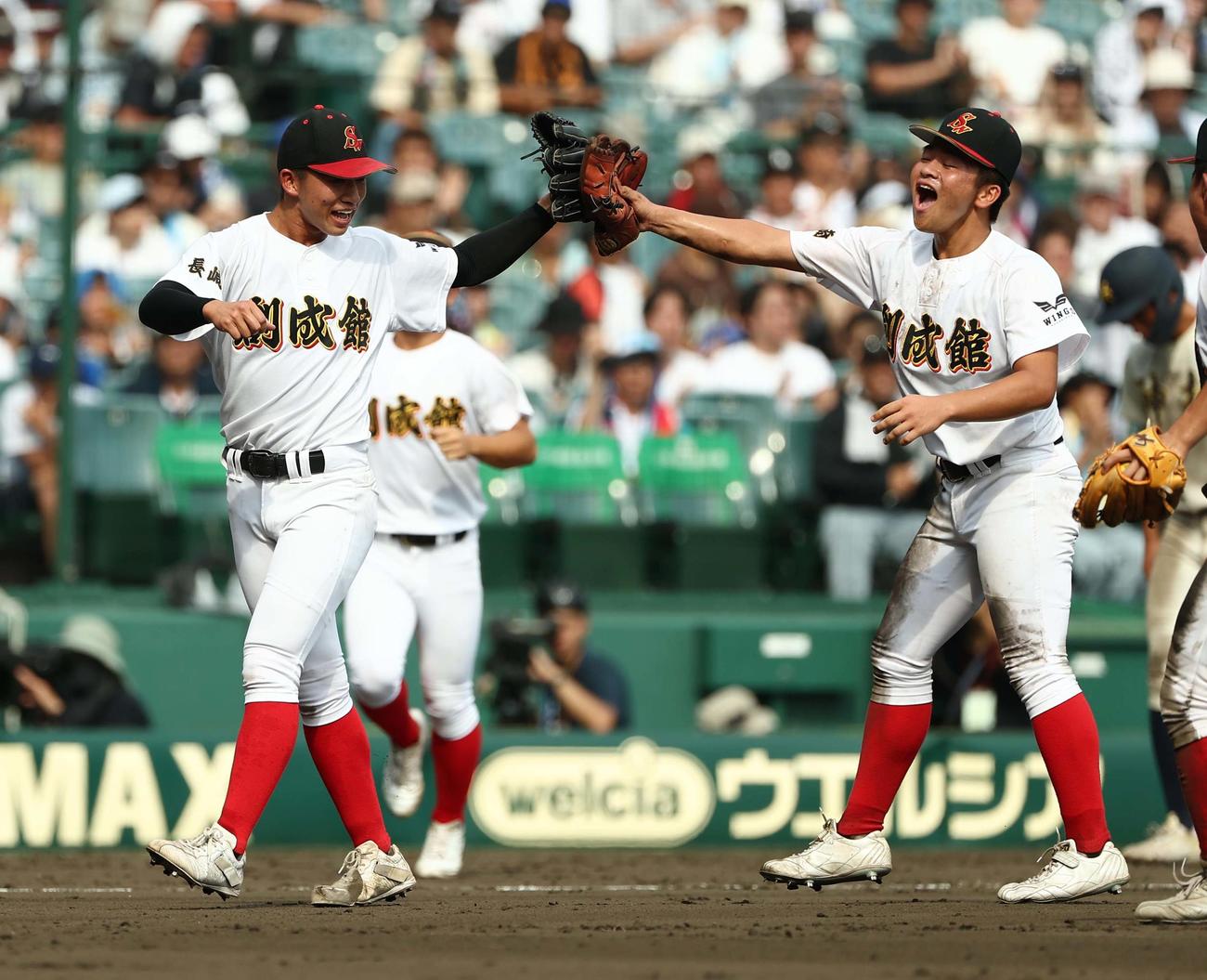 創成館対神村学園　9回裏神村学園2死一塁、神村学園に勝利した創成館エース森下（左）は小佐井とグラブタッチをする（撮影・上田博志）