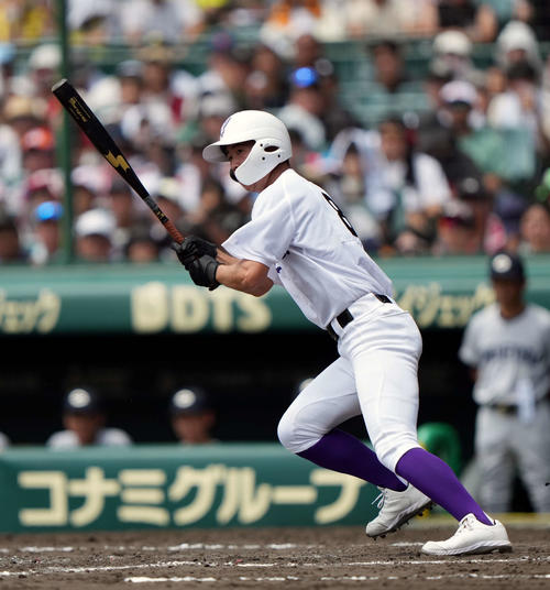 中越対関東第一　5回裏関東第一2死一、二塁、勝ち越し左前適時二塁打を放つ大沢（撮影・小島史椰）
