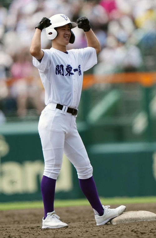 中越対関東第一　5回裏関東第一2死一、二塁、勝ち越し左前適時二塁打を放ちガッツポーズをする大沢（撮影・小島史椰）