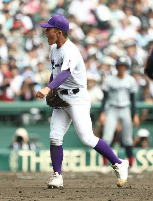 中越対関東第一　完投勝利した関東第一・坂本はガッツポーズをする（撮影・上田博志）