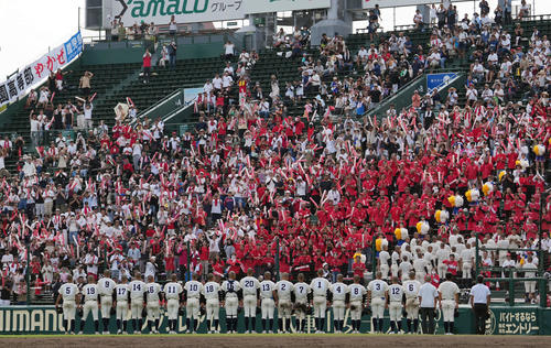 創成館対神村学園　　創成館に敗れアルプススタンドにあいさつをする神村学園ナイン（撮影・小島史椰）