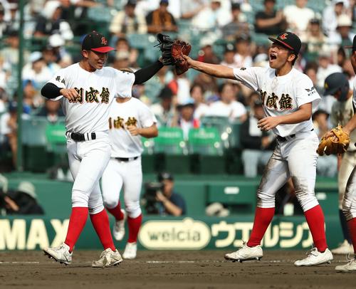 創成館対神村学園　9回裏神村学園2死一塁、神村学園に勝利した創成館エース森下（左）は小佐井とグラブタッチをする（撮影・上田博志）