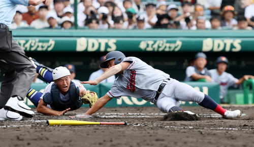 京都国際対健大高崎　3回裏京都国際2死二塁、猪股の中前適時打で本塁に生還する二塁走者山口。捕手小堀（撮影・加藤哉）