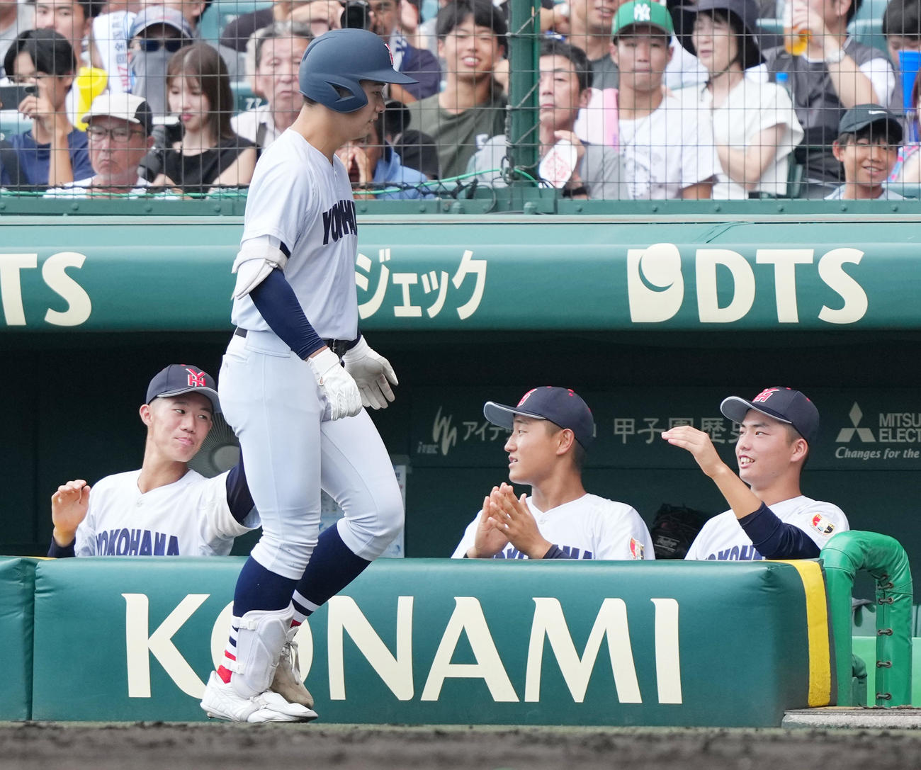1回裏横浜1死三塁、中犠飛を放ち追加点を挙げた奥村頼（撮影・清水貴仁）