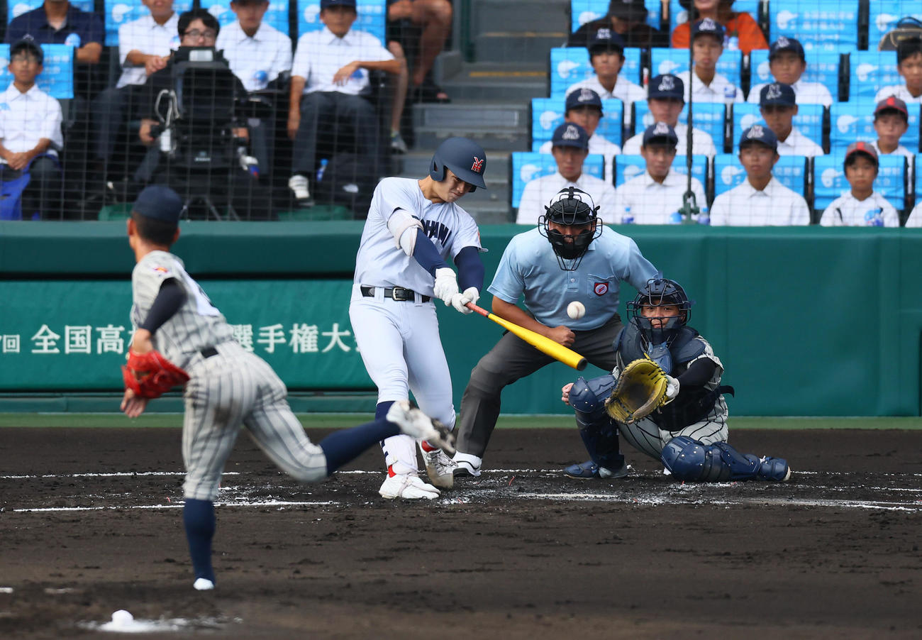 敦賀気比対横浜　1回裏横浜1死三塁、奥村頼は中犠飛を放つ。投手岡部（撮影・藤尾明華）