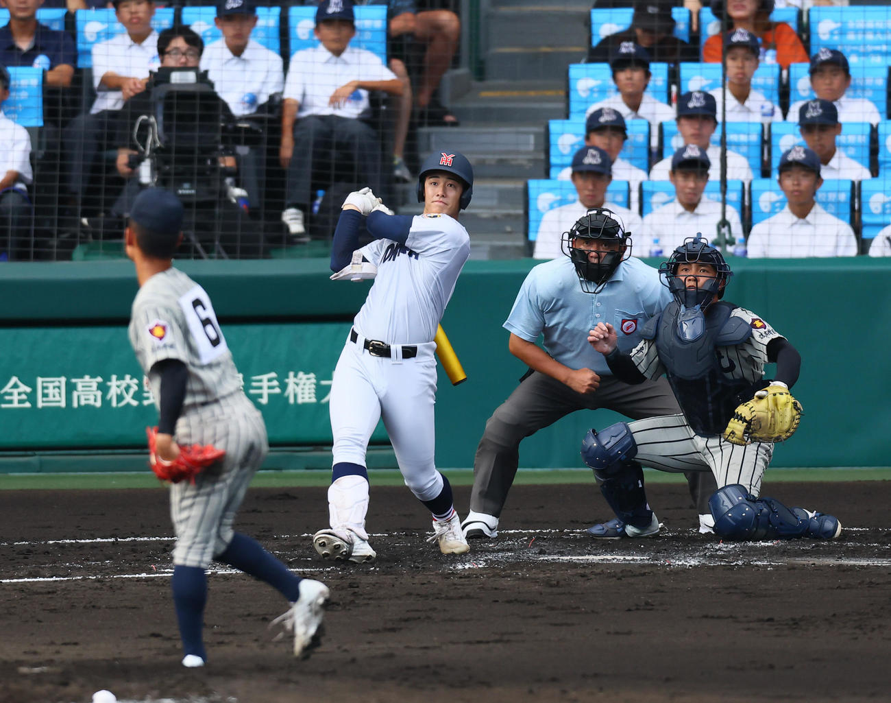 敦賀気比対横浜　1回裏横浜1死三塁、奥村頼は中犠飛を放つ。投手岡部（撮影・藤尾明華）