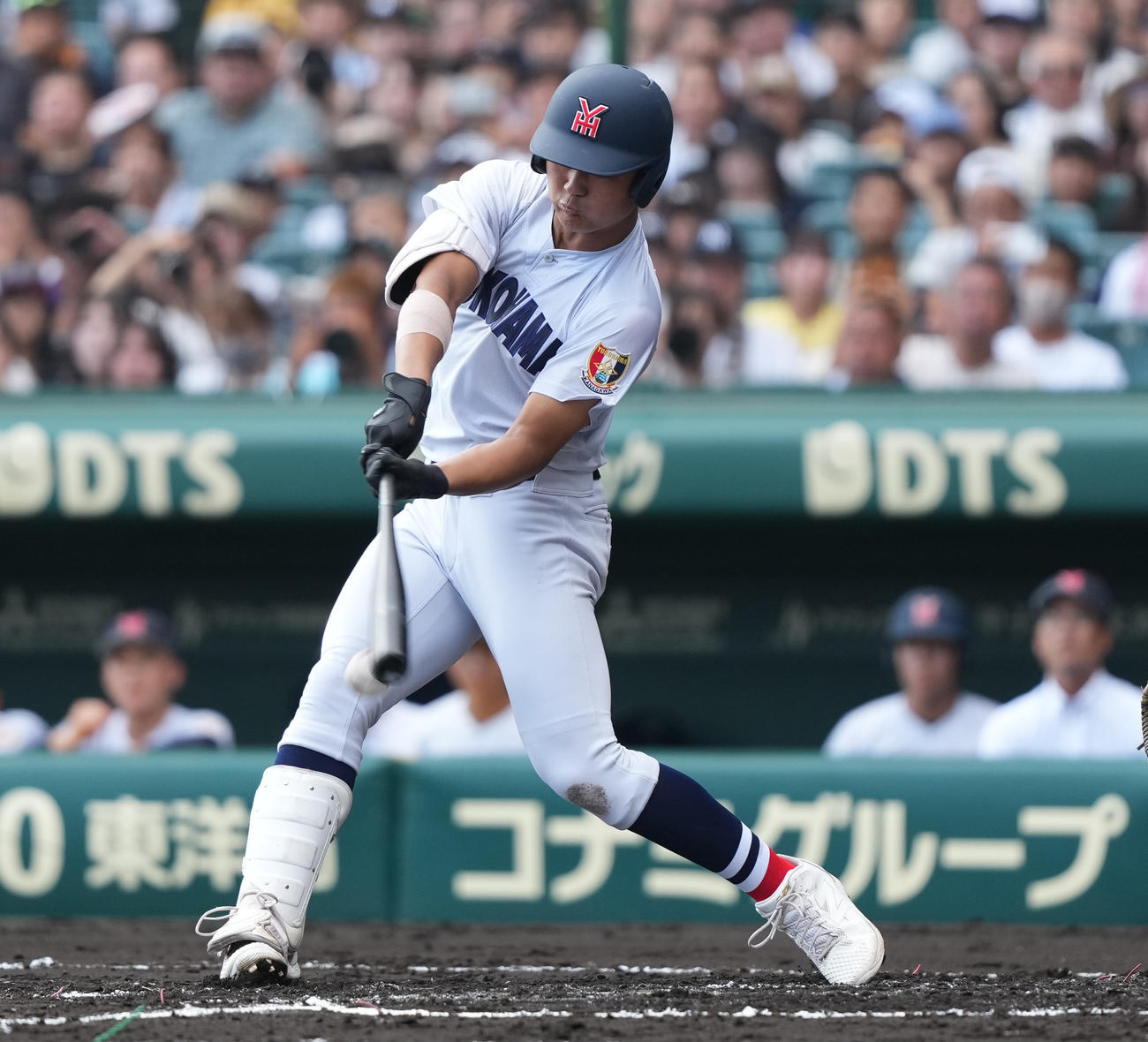 敦賀気比対横浜　1回裏横浜無死二、三塁、阿部葉の一ゴロの間に三塁走者が生還する（撮影・清水貴仁）