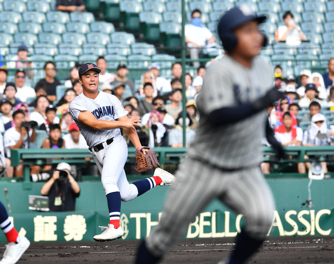 敦賀気比対横浜　1回表敦賀気比2死二塁、小林の三ゴロを好守する横浜為永（撮影・岩下翔太）