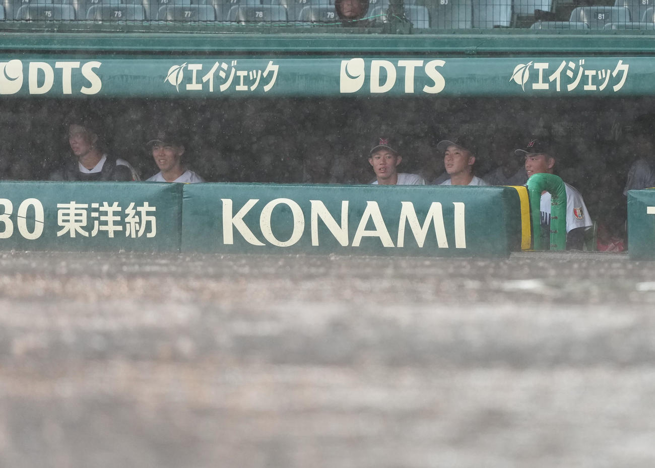 敦賀気比対横浜　4回裏、降雨中断となりベンチで待機する横浜ナイン（撮影・清水貴仁）