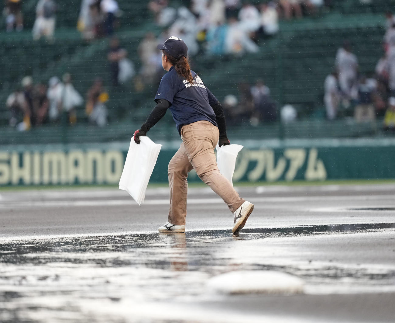 敦賀気比対横浜　4回裏、水浸しとなり、阪神園芸によってグラウンド整備が行われる甲子園（撮影・清水貴仁）