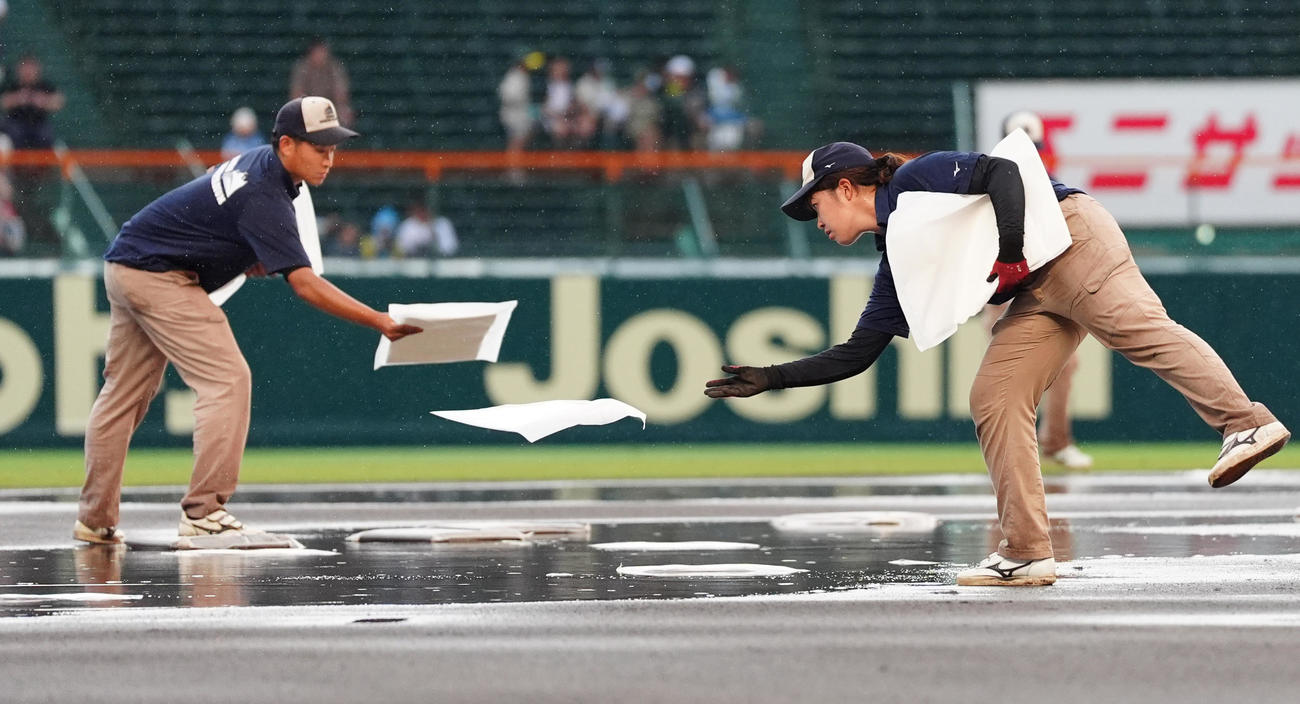 敦賀気比対横浜　4回裏、水浸しとなり、阪神園芸によってグラウンド整備が行われる甲子園（撮影・清水貴仁）
