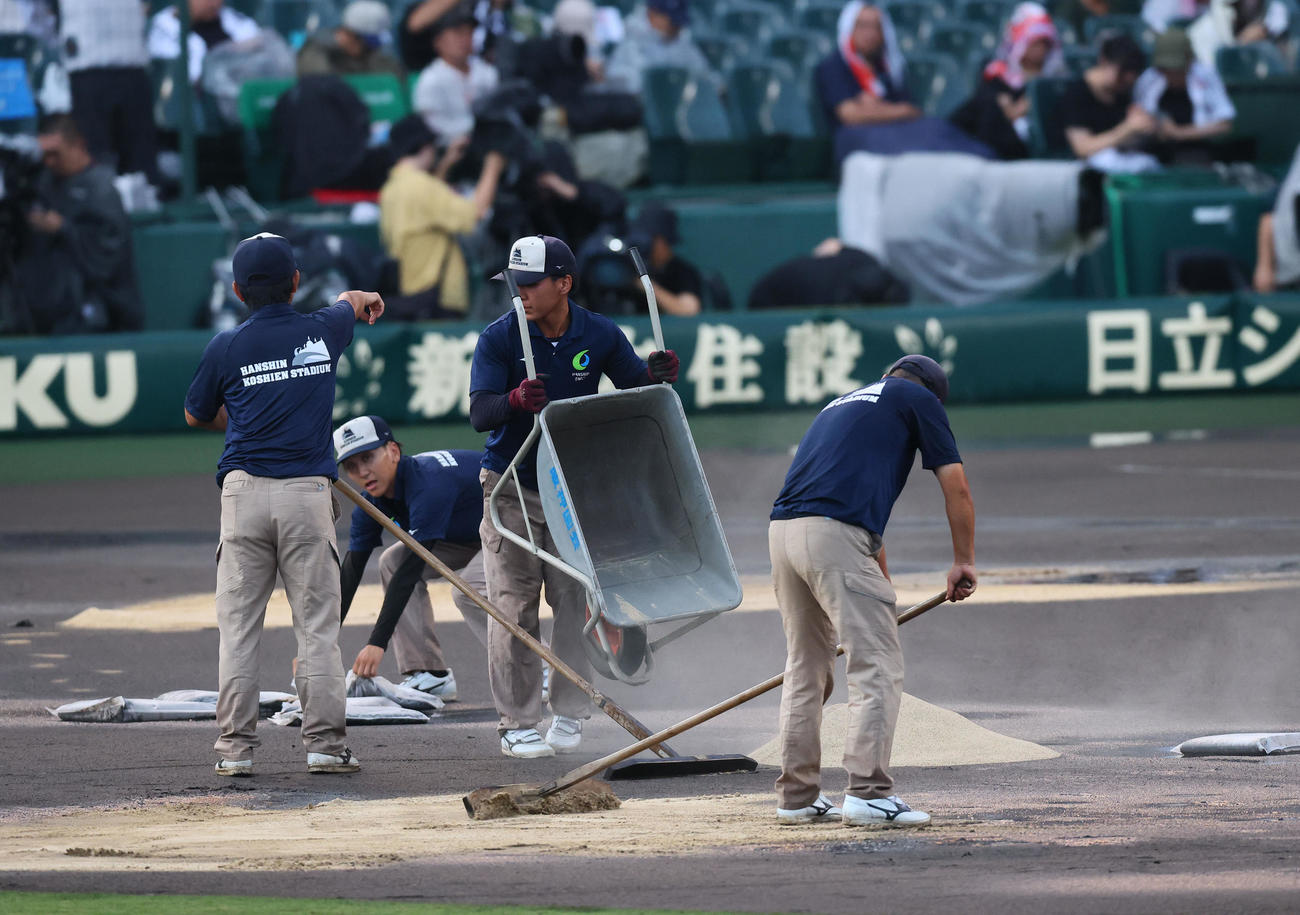 敦賀気比対横浜　整備する阪神園芸のスタッフ（撮影・藤尾明華）