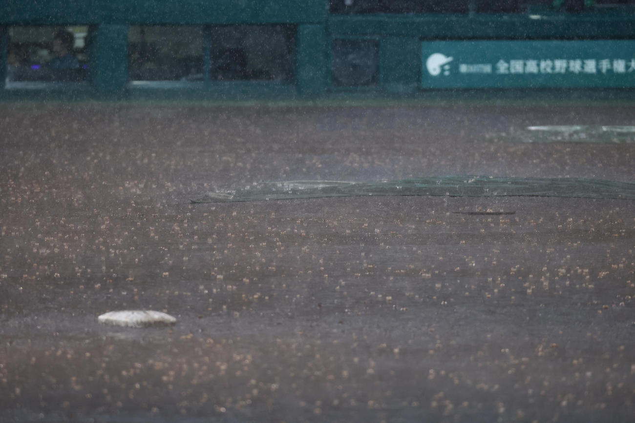 敦賀気比対横浜　4回裏途中、試合が降雨中断した甲子園球場（撮影・藤尾明華）
