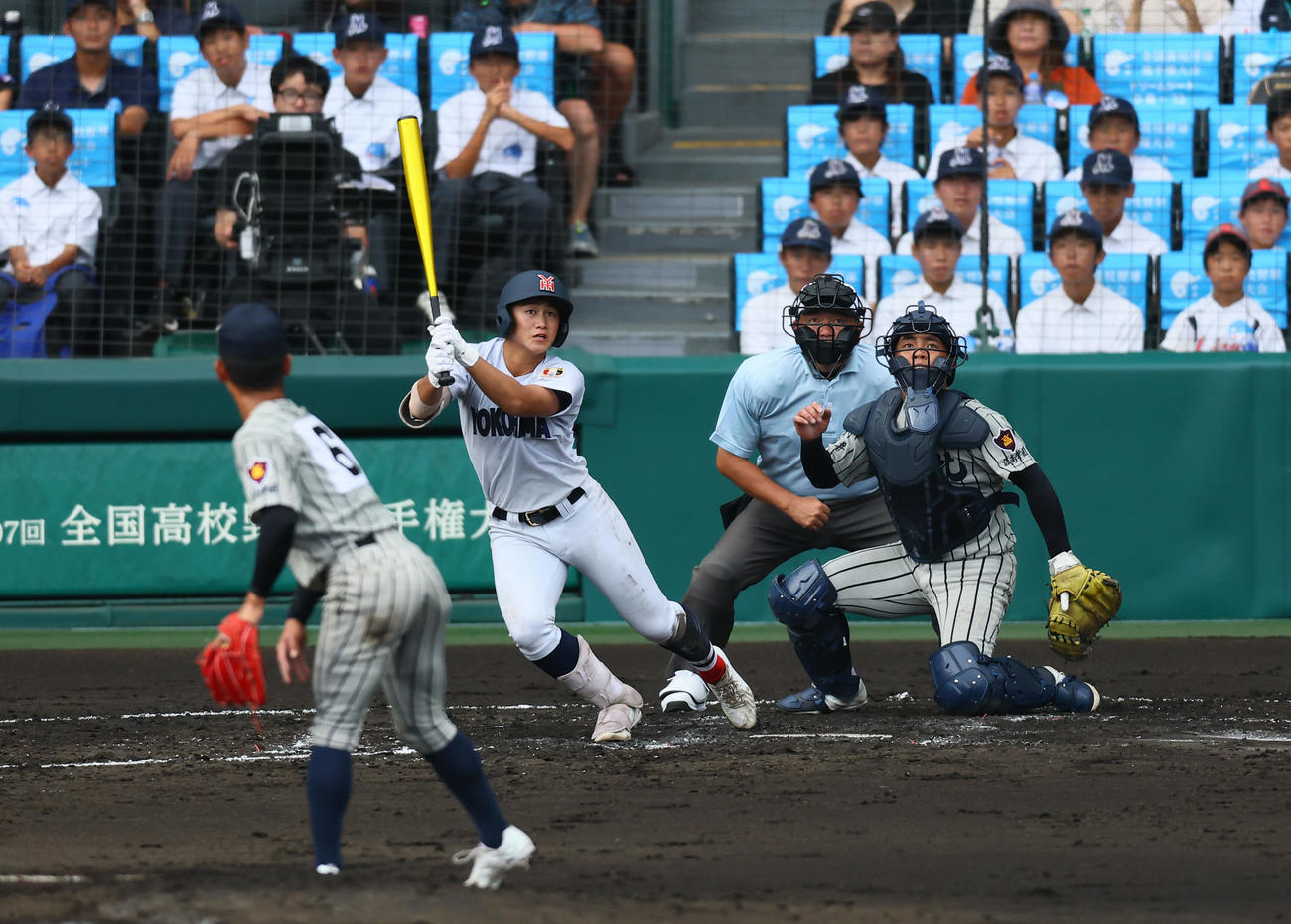 敦賀気比対横浜　2回裏横浜2死三塁、奥村凌が中越え適時二塁打を許す。投手岡部（撮影・藤尾明華）