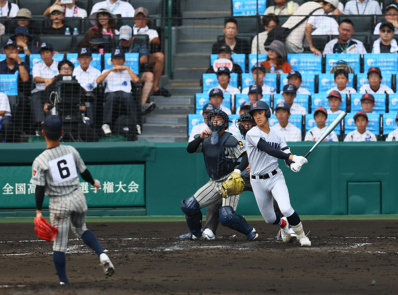 敦賀気比対横浜　2回裏横浜2死一塁、織田は中越えに適時三塁打を放つ。投手岡部（撮影・藤尾明華）