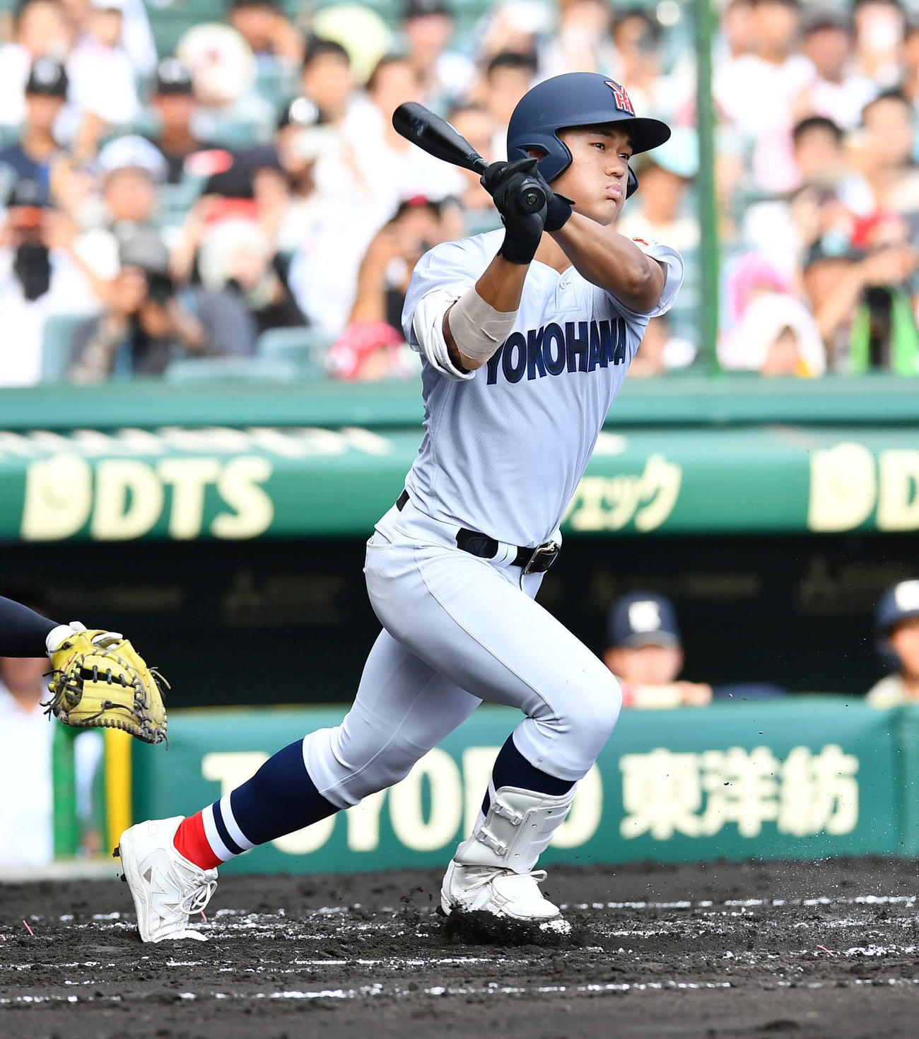 敦賀気比対横浜　1回裏横浜無死二、三塁、阿部葉の一ゴロの間に三塁走者が生還し横浜が先制する（撮影・岩下翔太）