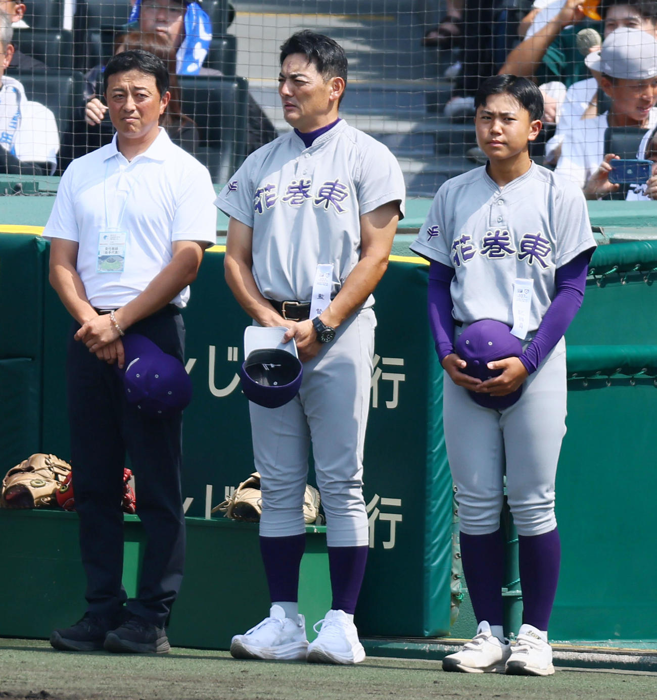 智弁和歌山対花巻東　智弁和歌山に勝利し整列する花巻東・佐々木監督（撮影・加藤哉）