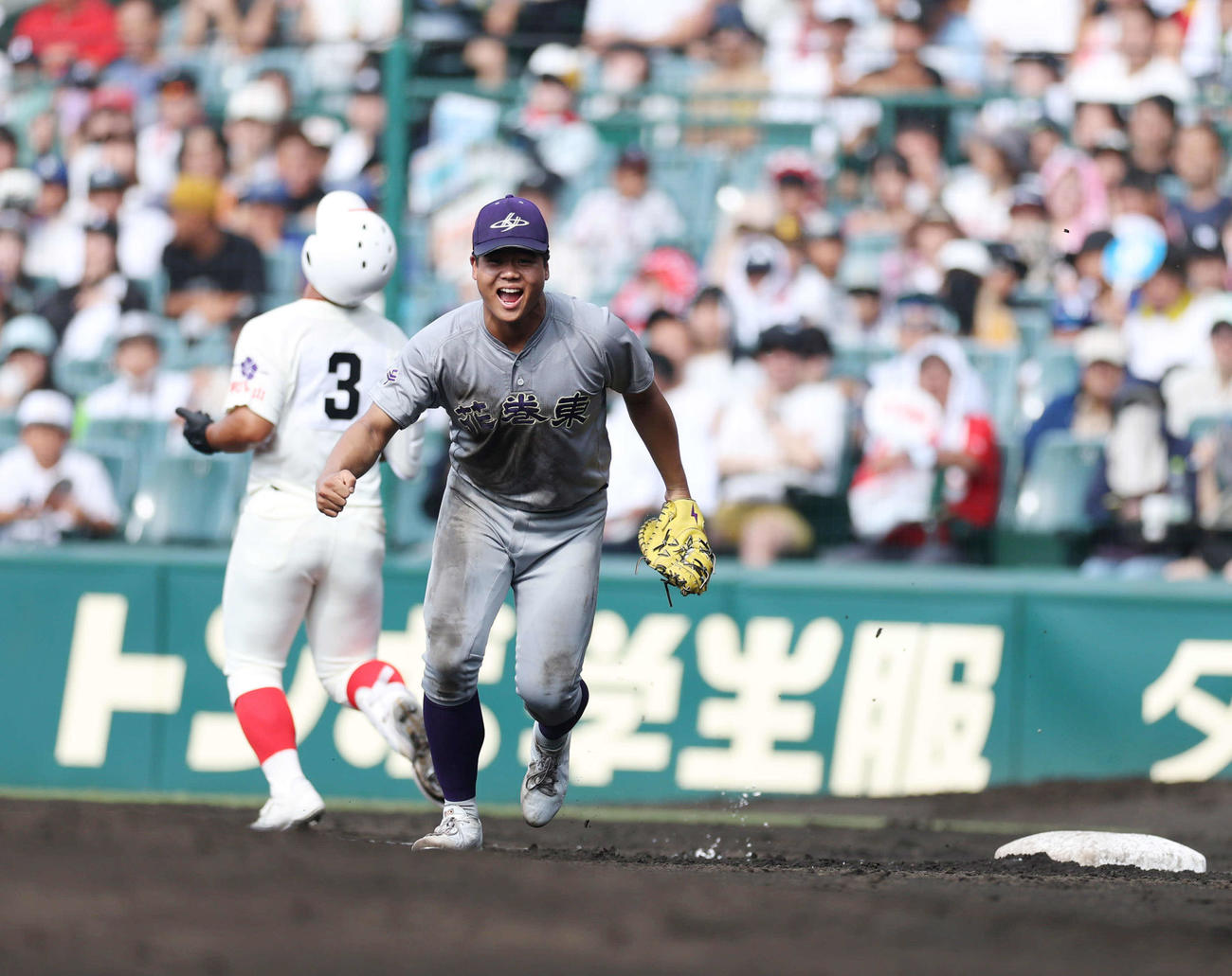 智弁和歌山対花巻東　ピンチをしのぎガッツポーズをする古城（撮影・増田悦実）