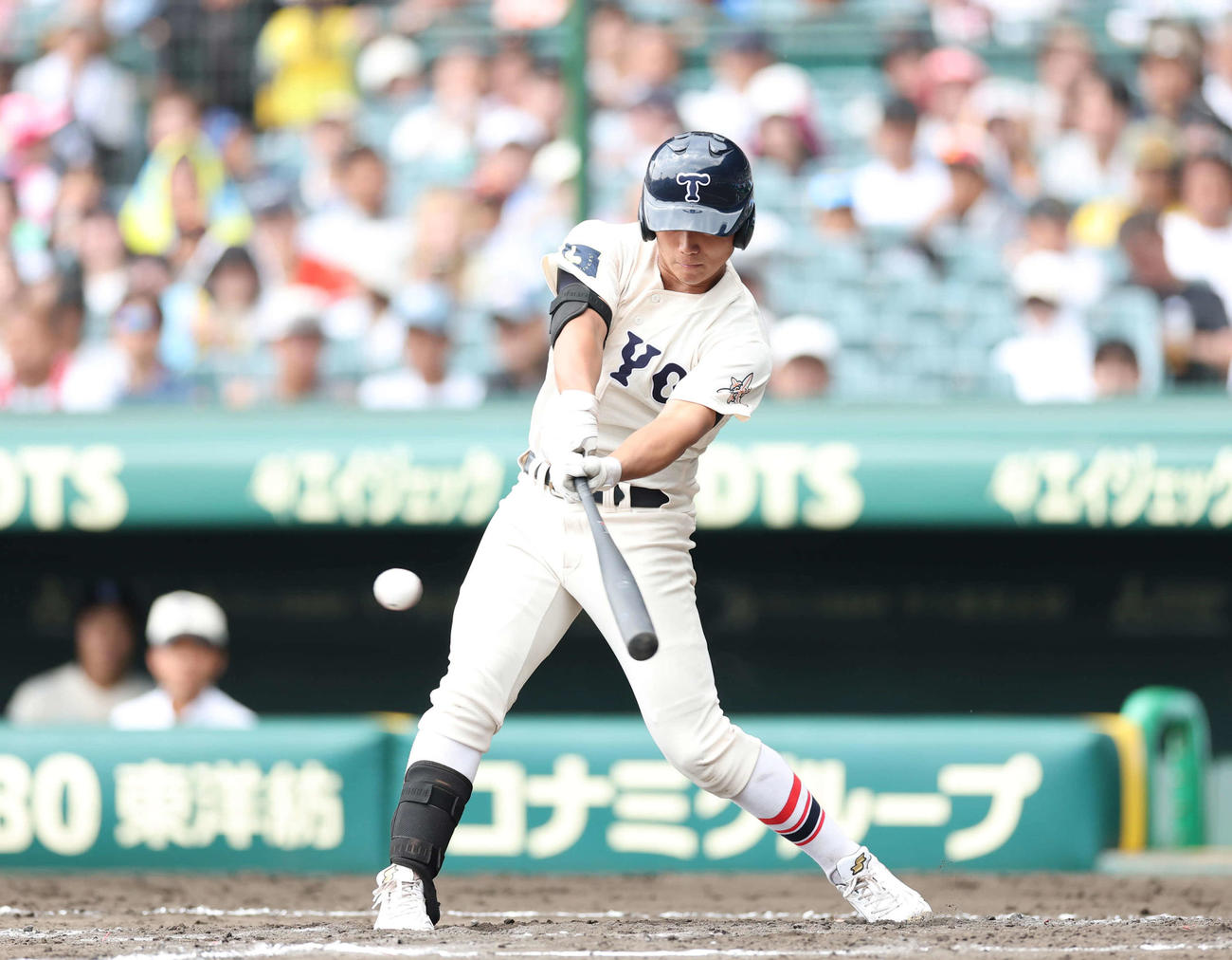 済美対東洋大姫路　7回裏東洋大姫路1死二塁、左適時打を放つ白鳥（撮影・増田悦実）