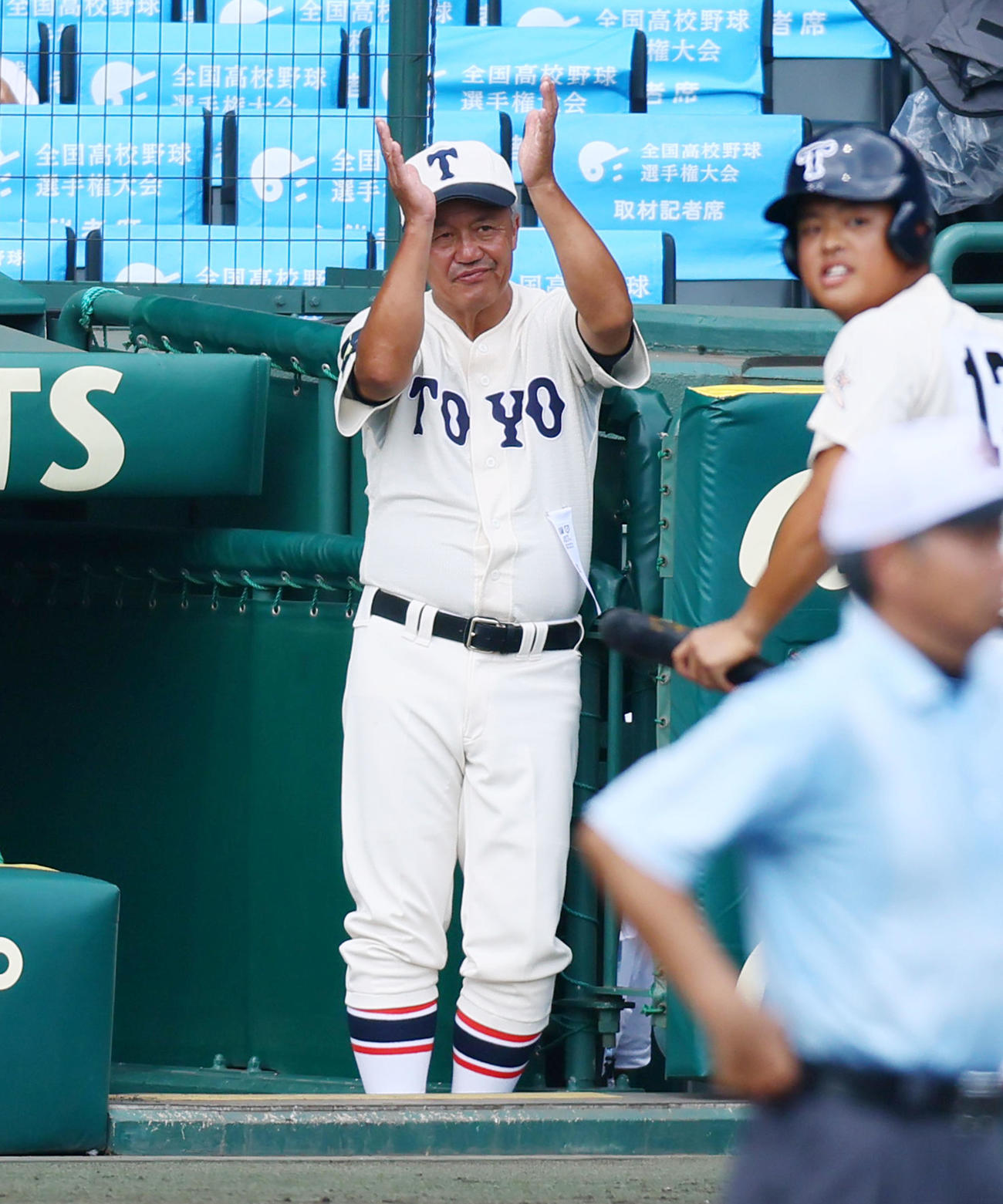 済美対東洋大姫路　7回裏東洋大姫路1死二塁、高畑の中越え適時二塁打にベンチで手を叩く岡田龍生監督（撮影・加藤哉）