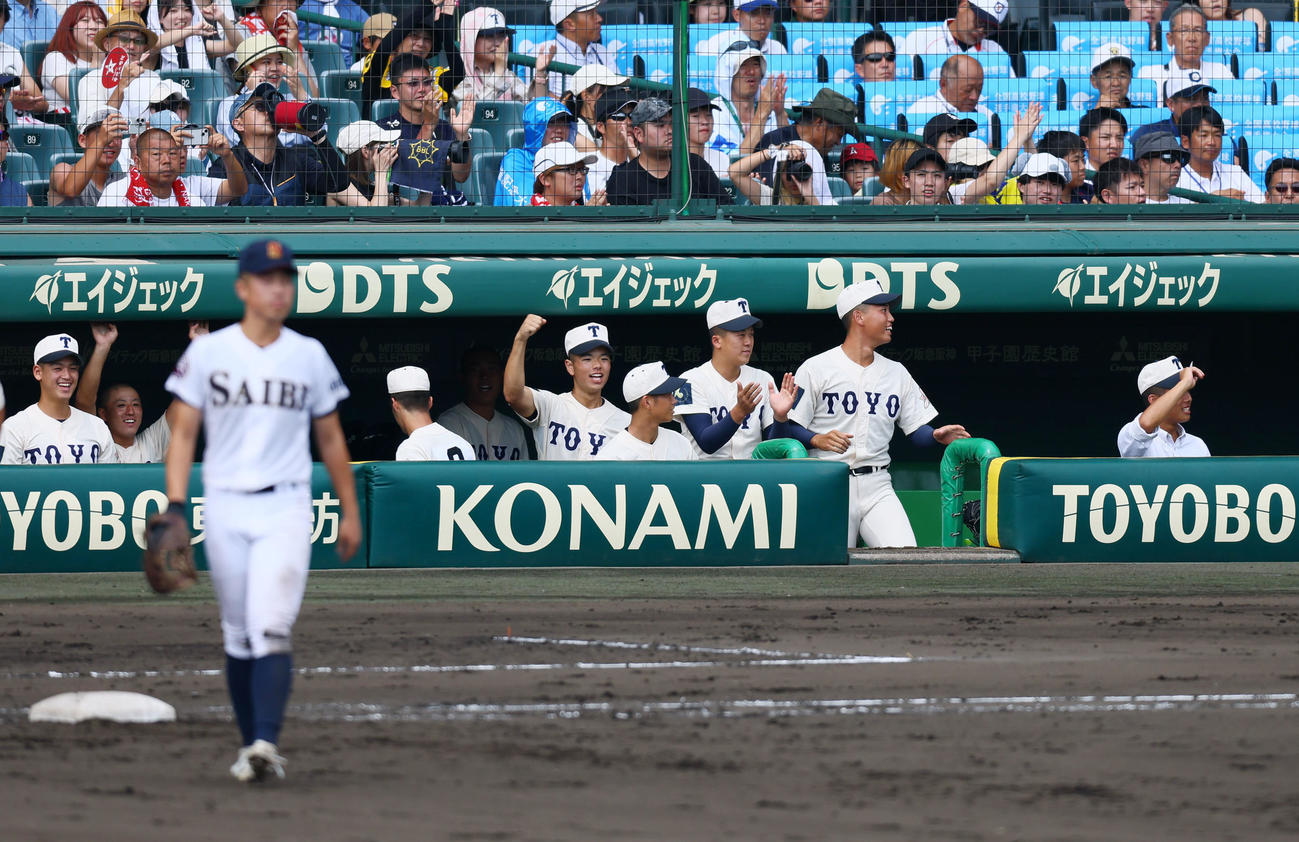 済美対東洋大姫路　7回裏東洋大姫路1死二塁、高畑の中越え適時二塁打に盛り上がるベンチのナイン（撮影・加藤哉）