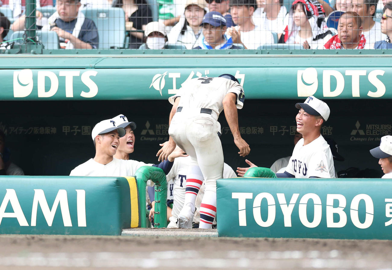 済美対東洋大姫路　7回裏東洋大姫路　生還した渡辺（中央）を向かい入れる東洋大姫路ナイン（撮影・増田悦実）