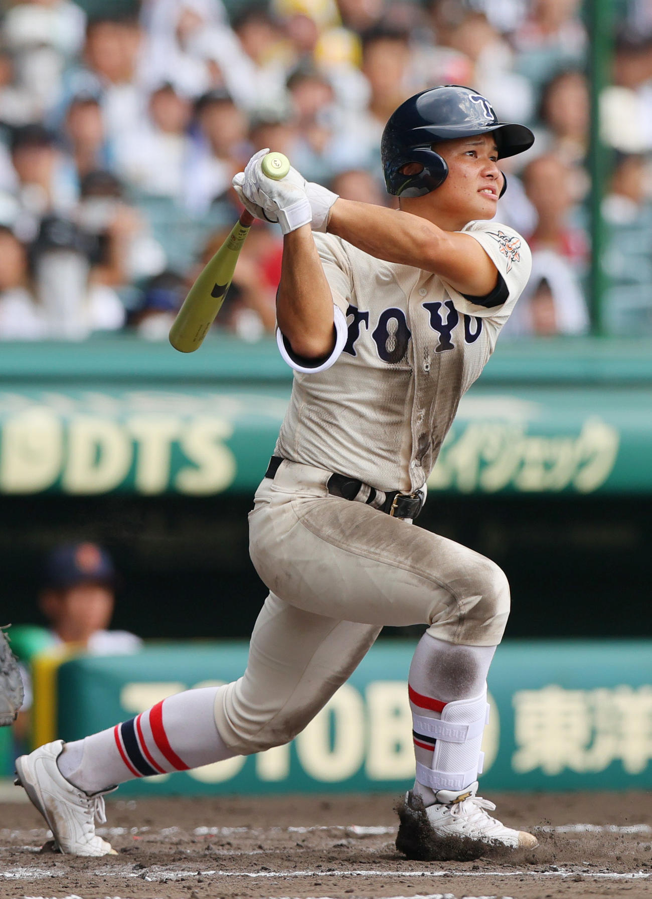 済美対東洋大姫路　7回裏東洋大姫路1死一塁、高田は右飛に倒れる（撮影・上山淳一）