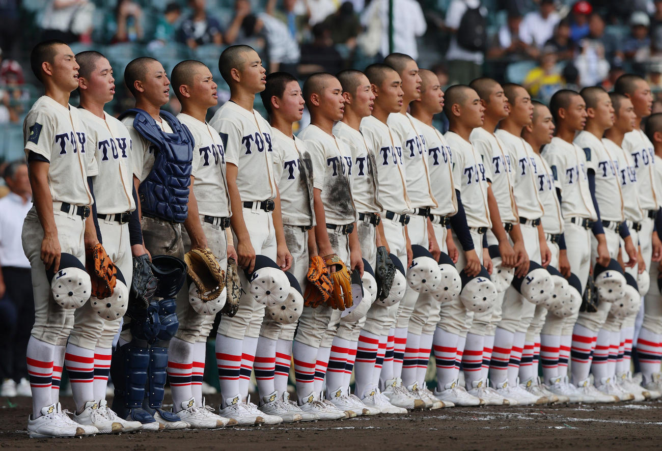 済美対東洋大姫路　済美に勝利し、校歌斉唱を斉唱する東洋大姫路ナイン（撮影・上山淳一）