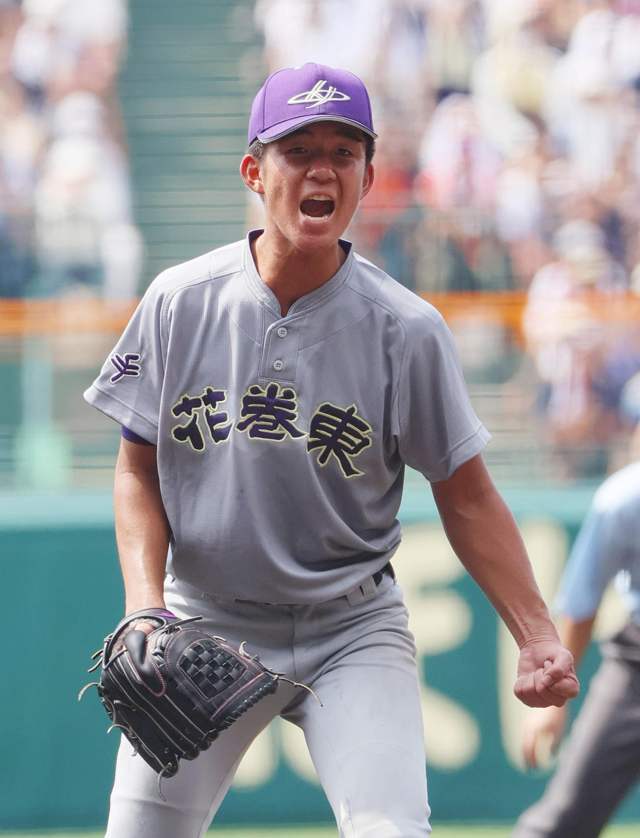智弁和歌山対花巻東　9回表智弁和歌山2死満塁、萬谷は奥を空振り三振を奪い雄たけびを上げる（撮影・上山淳一）