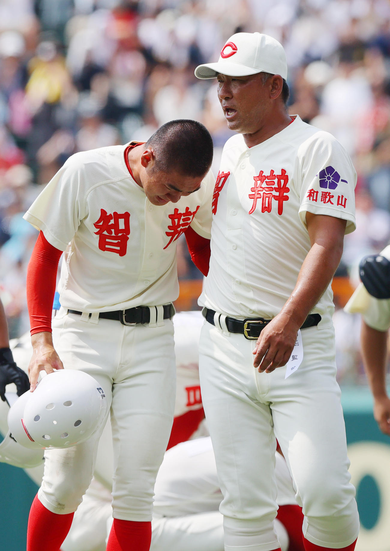 智弁和歌山対花巻東　花巻東に惜しくも敗れたナインらをたたえる智弁和歌山の中谷監督（撮影・上山淳一）