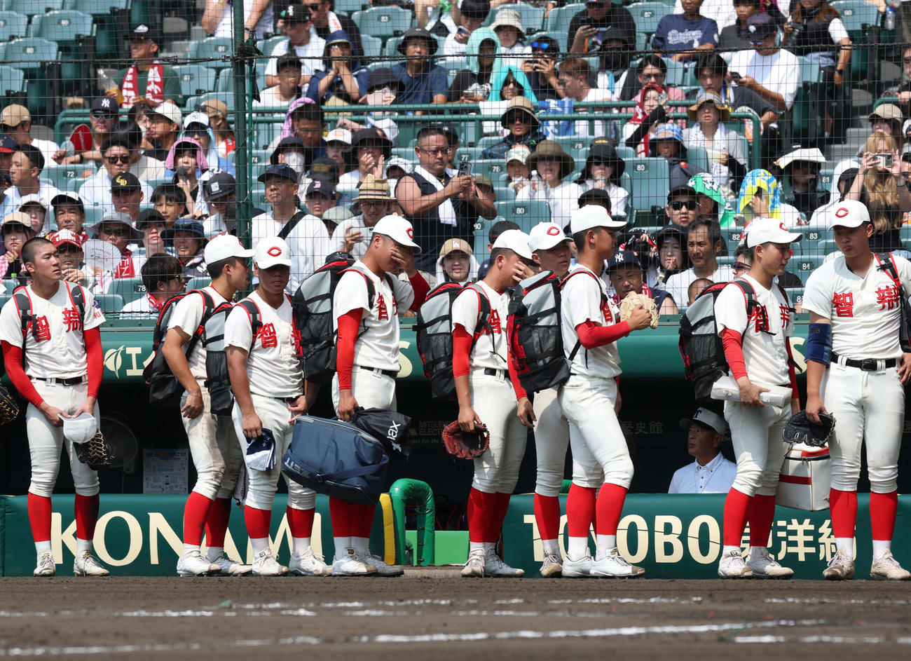 智弁和歌山対花巻東　涙を流しながら甲子園球場を引き上げる智弁和歌山ナイン（撮影・増田悦実）