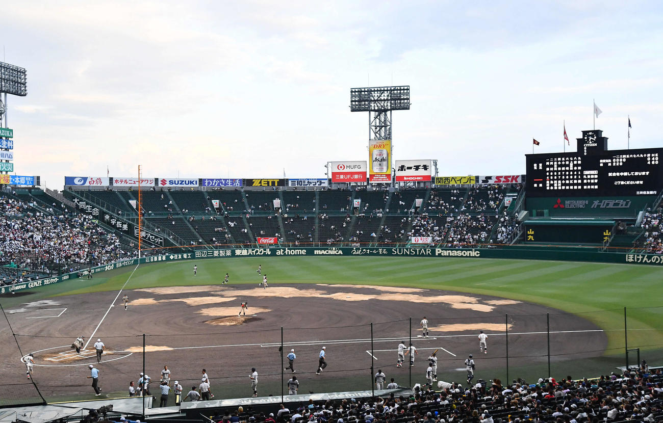 敦賀気比対横浜　試合が再開され、守備位置へ向かう敦賀気比ナイン（撮影・岩下翔太）
