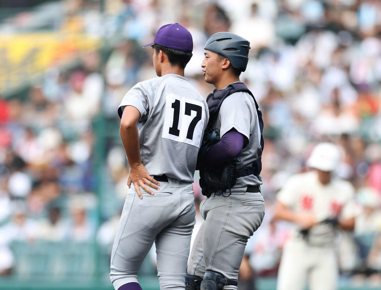 智弁和歌山対花巻東　マウンドで話し合う花巻東・萬谷（左）と高橋蓮（撮影・増田悦実）