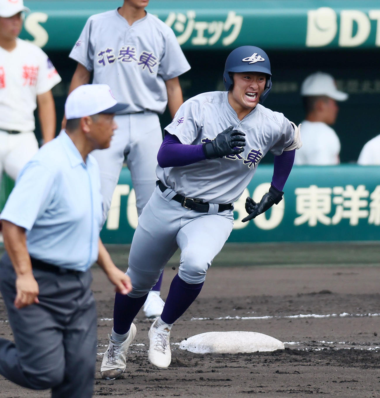 智弁和歌山対花巻東　6回裏花巻東1死二塁、高橋は左前適時打を放ち相手失策で二塁へ進塁（撮影・加藤哉）