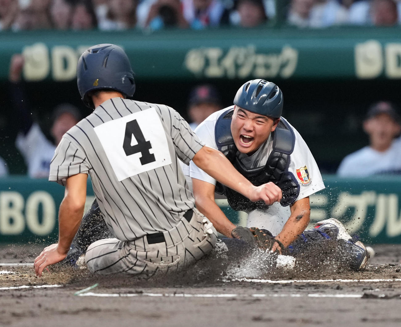 敦賀気比対横浜　5回表敦賀気比1死満塁、長谷川の左飛でタッチアップし本塁を狙った三走清水を強肩でアウトにする奥村頼左翼手、捕手は駒場（撮影・清水貴仁）