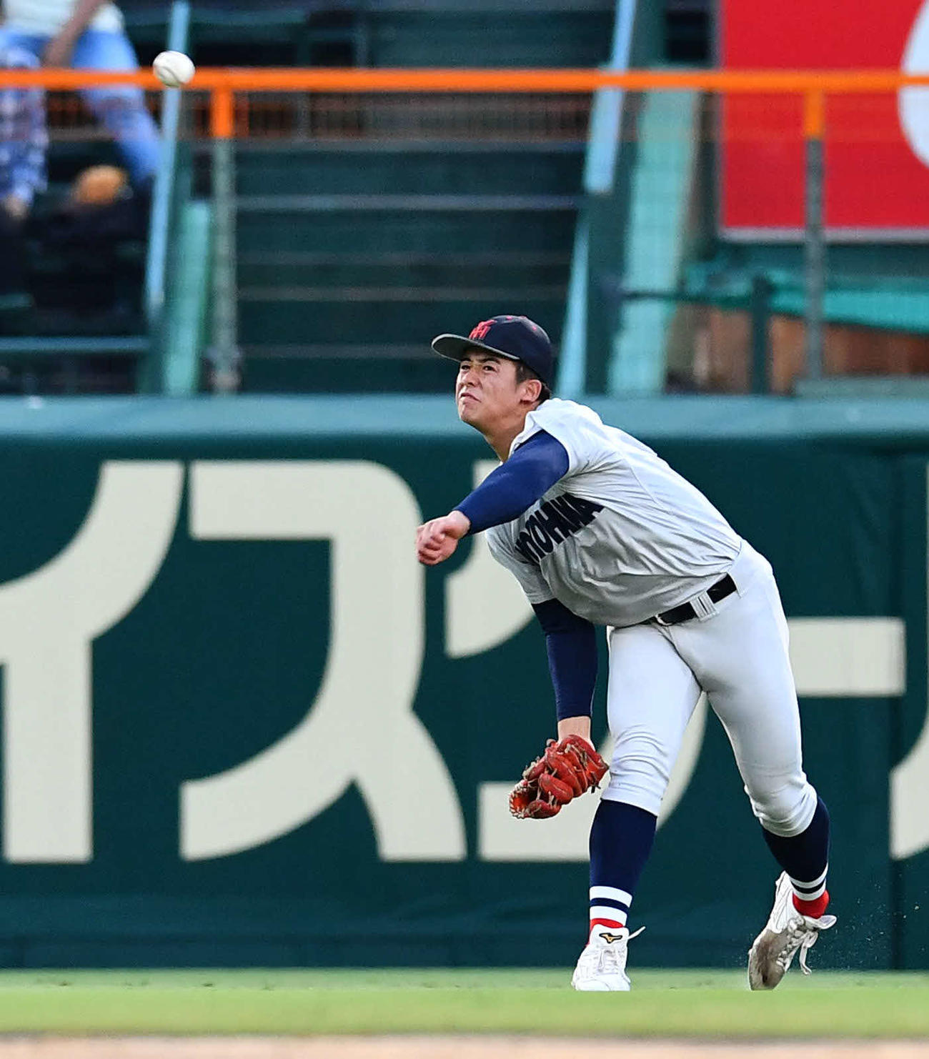敦賀気比対横浜　5回表敦賀気比1死満塁、長谷川の左飛でタッチアップを狙った三塁走者の清水を好返球でアウトにした横浜奥村（撮影・岩下翔太）