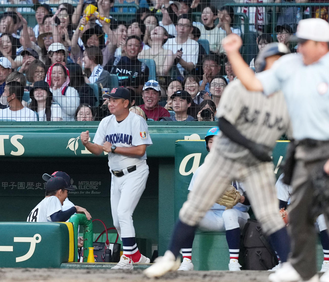 敦賀気比対横浜　5回表敦賀気比1死満塁、奥村頼左翼手の強肩アウトプレーにガッツポーズをみせる村田監督（撮影・清水貴仁）