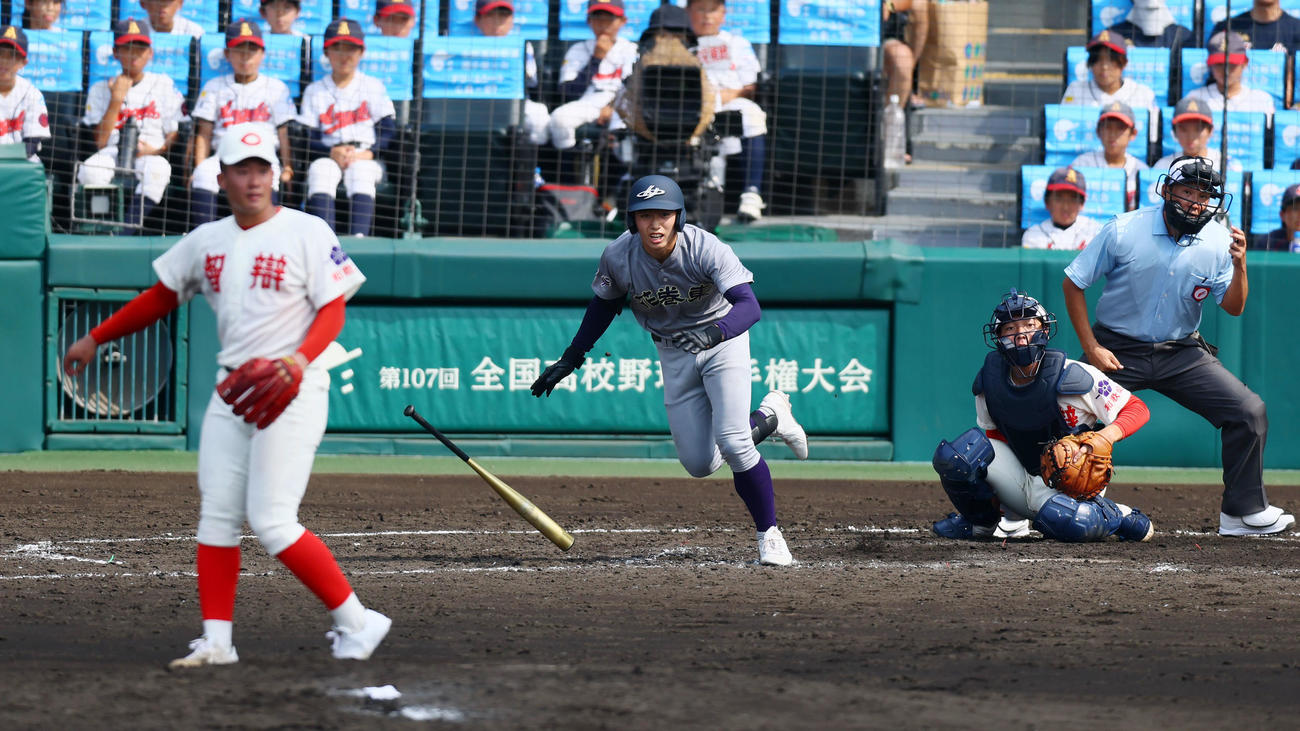 智弁和歌山対花巻東　5回裏花巻東2死三塁、新田は中前適時打を放つ。投手渡辺（撮影・加藤哉）