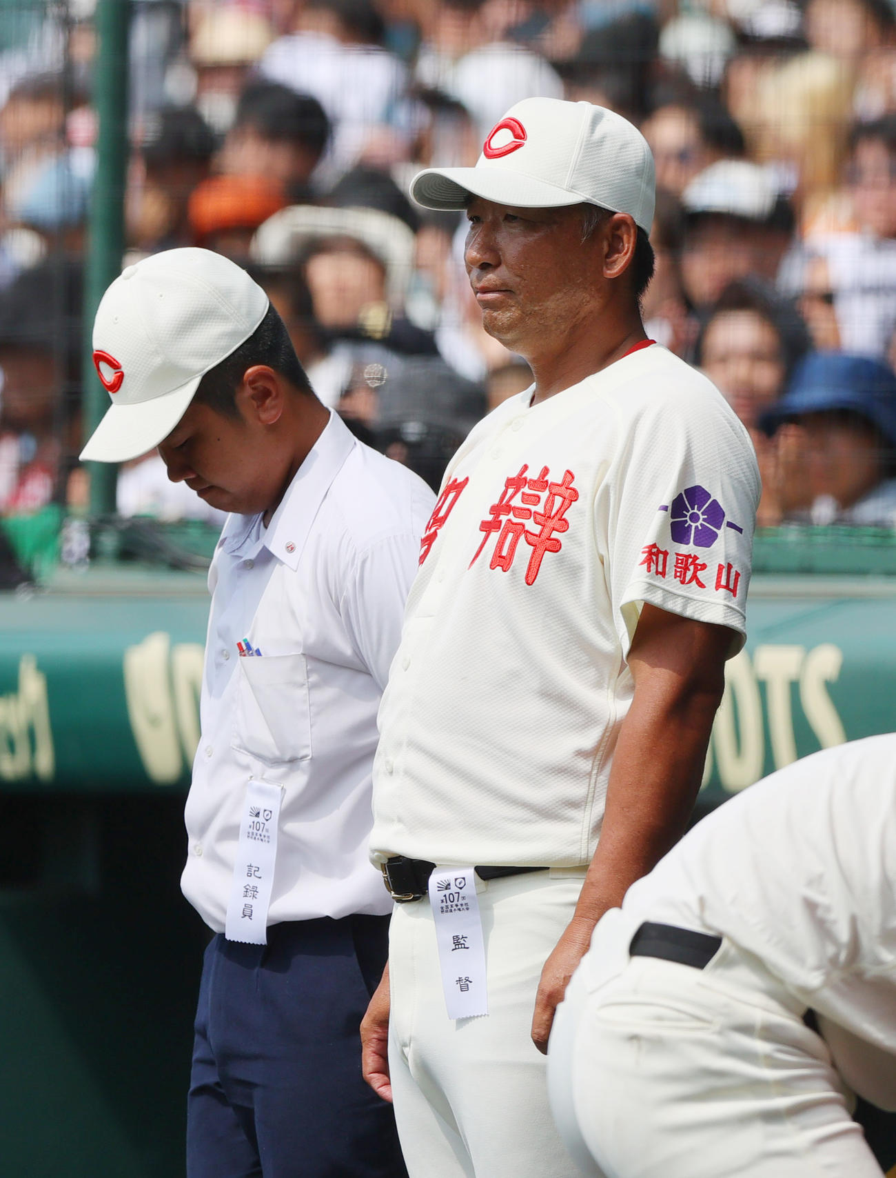 智弁和歌山対花巻東　花巻東に敗れベンチ前でナインを見つめる智弁和歌山の中谷監督（右）と中井記録員（撮影・上山淳一）