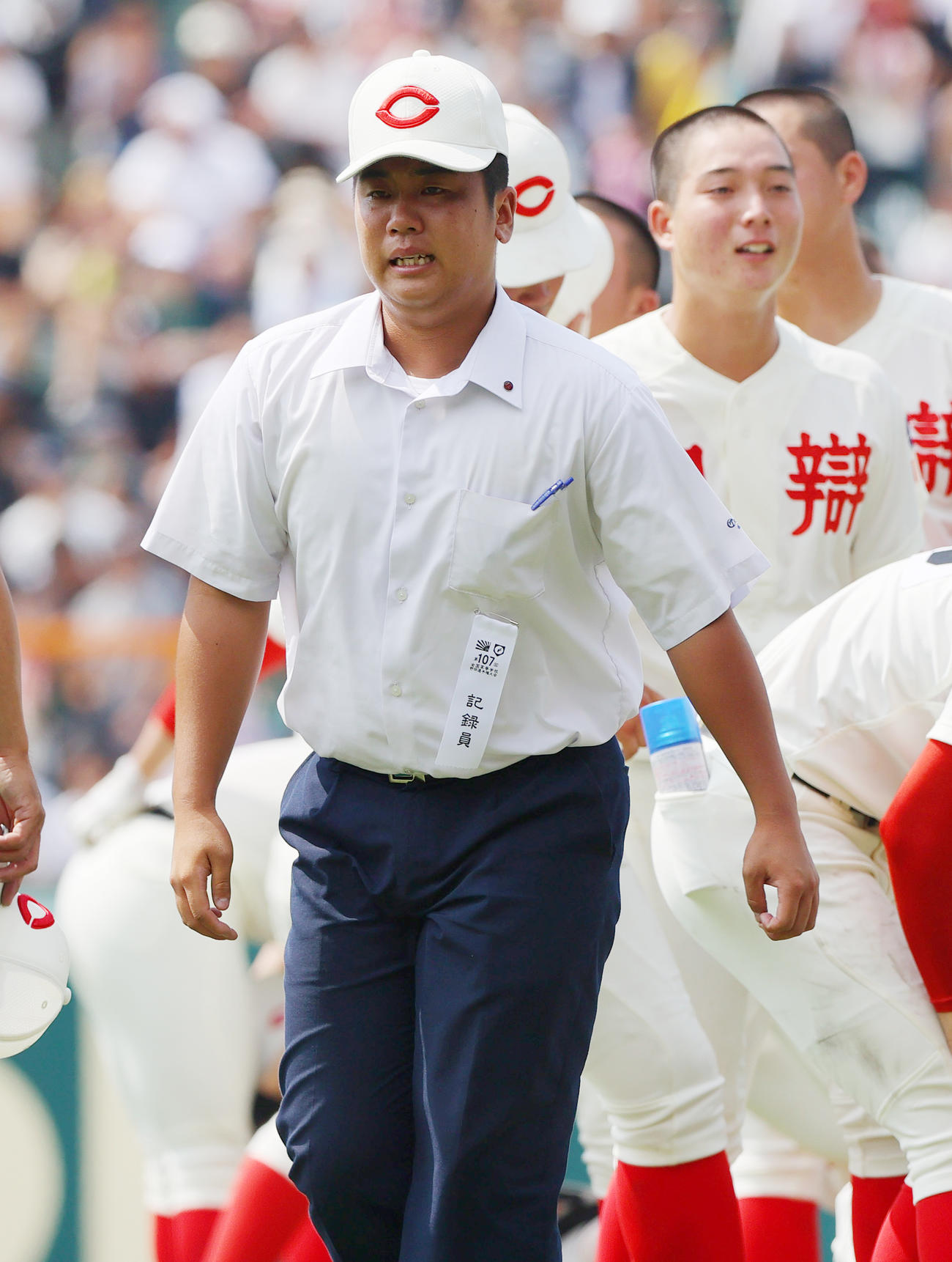 智弁和歌山対花巻東　花巻東に敗れ応援団にあいさつし引き上げる智弁和歌山の中井記録員（撮影・上山淳一）