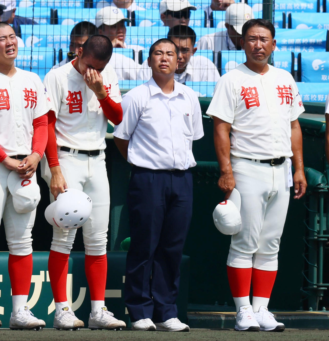 智弁和歌山対花巻東　試合後に整列する智弁和歌山の中井記録員。右は中谷監督（撮影・加藤哉）