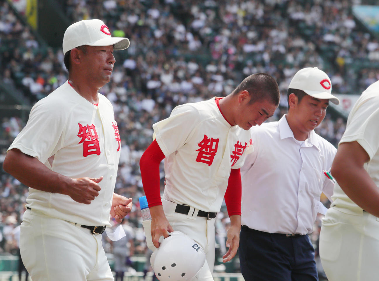智弁和歌山対花巻東　花巻東に敗れ応援団にあいさつに向かう、左から中谷監督、山田希主将、中井記録員（撮影・上山淳一）