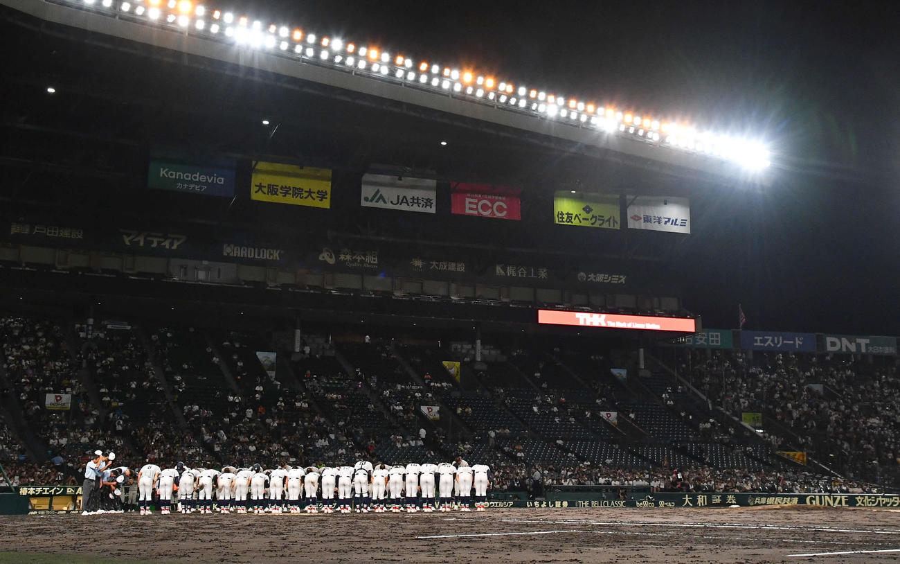 敦賀気比対横浜　1時間7分の中断の後、第3試合が終了。横浜が勝利し、あいさつする両校ナイン（撮影・岩下翔太）