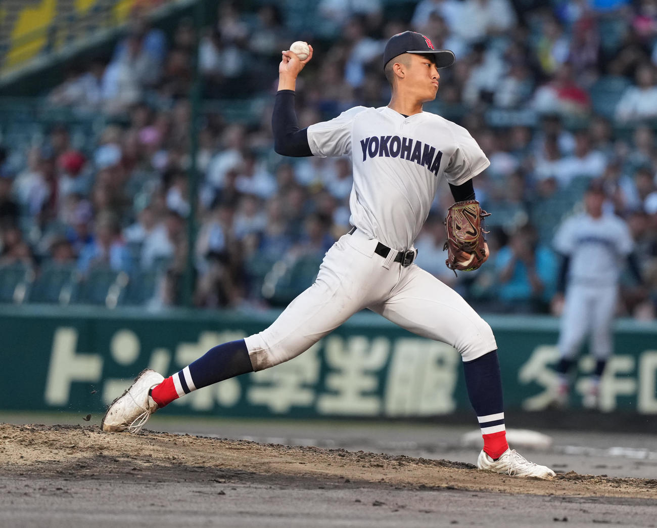 敦賀気比対横浜　5回表、試合再開後も続投する横浜・織田（撮影・清水貴仁）