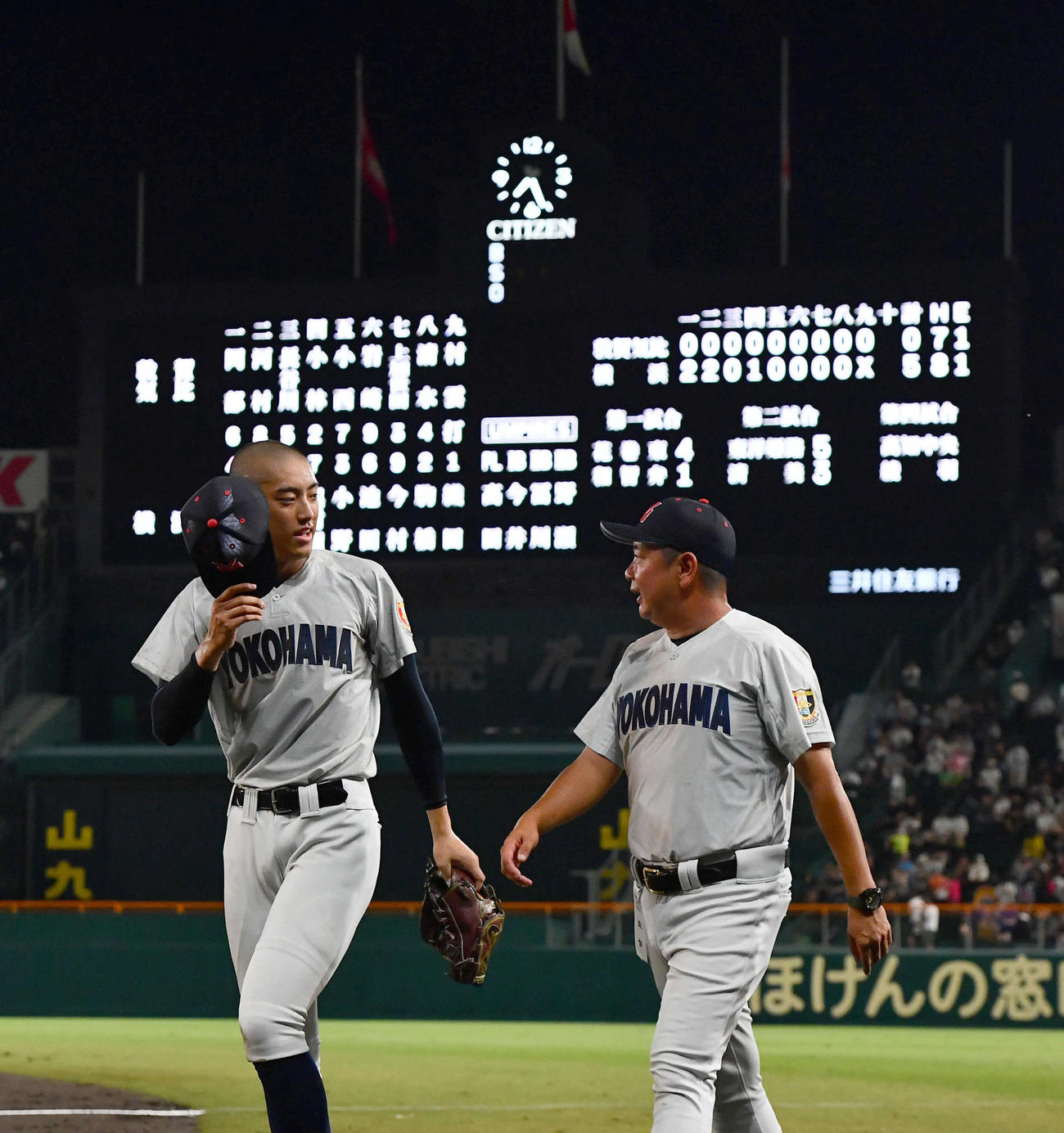 敦賀気比対横浜　敦賀気比を完封した織田（左）と話しながら引き揚げる横浜村田監督（撮影・岩下翔太）