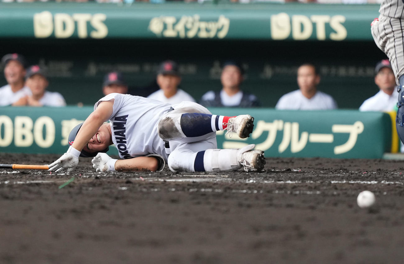 敦賀気比対横浜　2回裏横浜2死二塁、死球を受ける為永（撮影・清水貴仁）