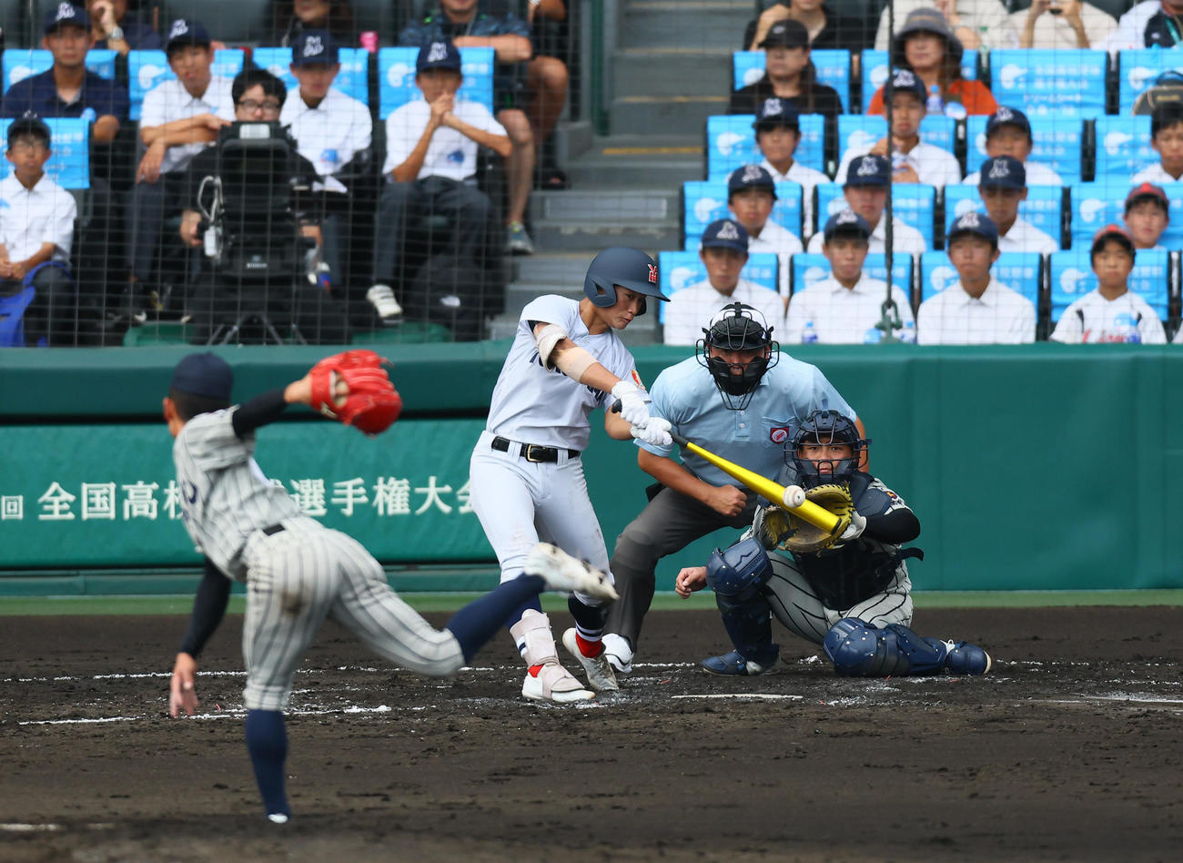 敦賀気比対横浜　2回裏横浜2死三塁、奥村凌が中越え適時二塁打を許す。投手岡部（撮影・藤尾明華）