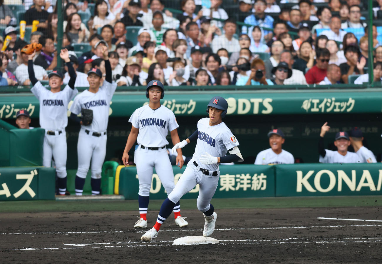敦賀気比対横浜　2回裏横浜2死一塁、織田は中越えに適時三塁打を放ち一塁を回る（撮影・藤尾明華）