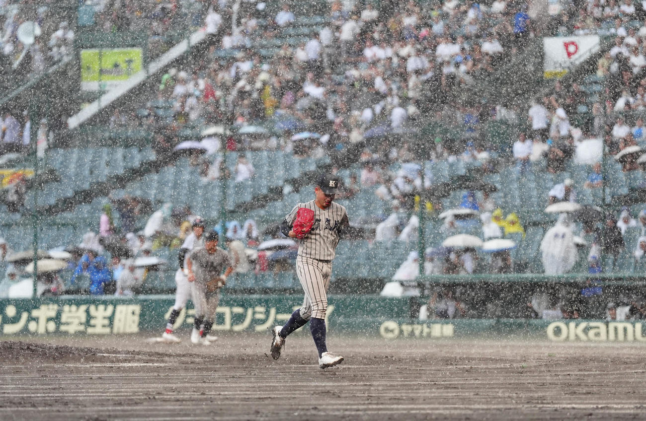敦賀気比対横浜　4回裏、降雨中断となりベンチに引き揚げる選手ら（撮影・清水貴仁）