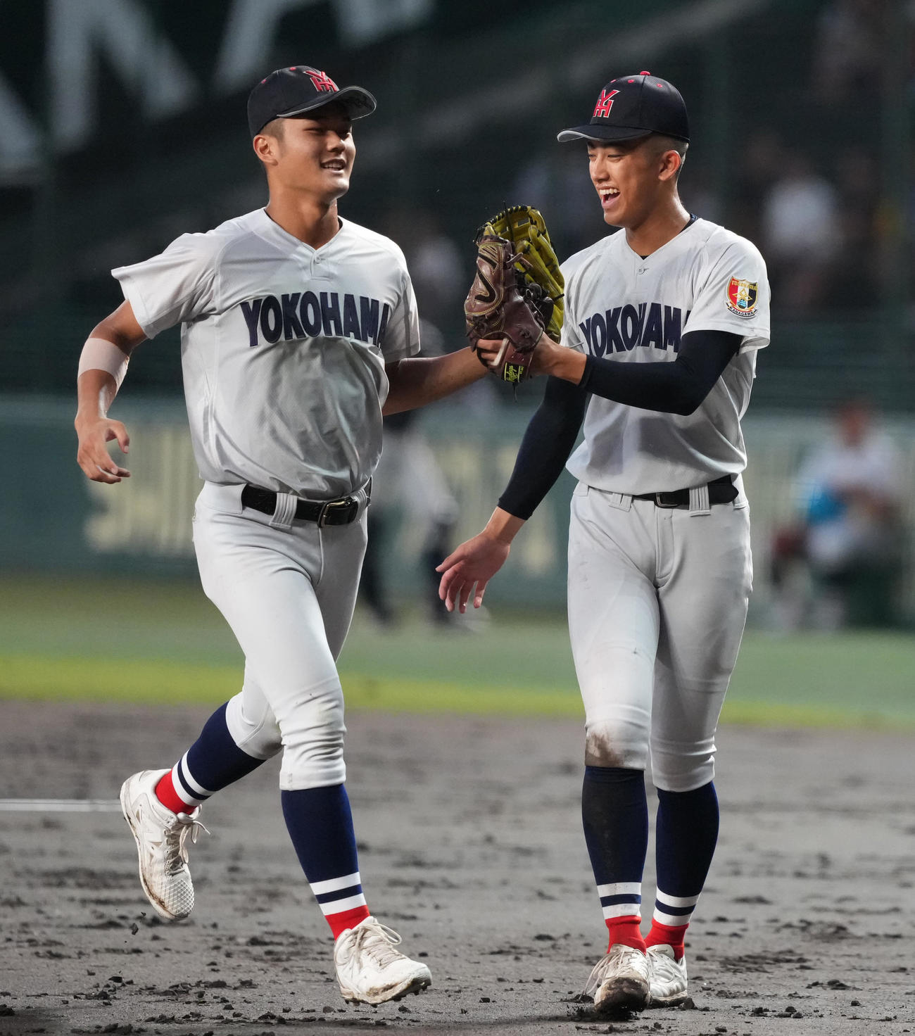 敦賀気比対横浜　7回表、好捕をみせた阿部葉（左）とタッチを交わす織田（撮影・清水貴仁）